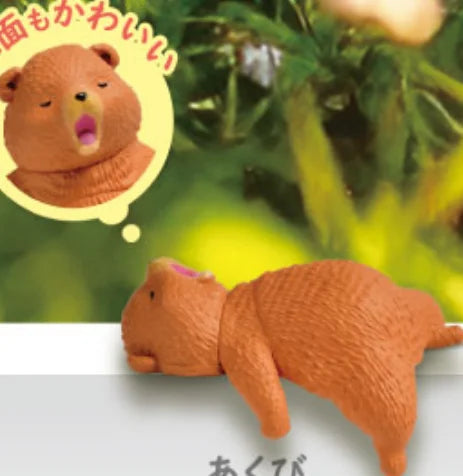 Figura gachapón de oso perezoso descansando en el borde, kawaii de estilo japonés — Don Gachapón