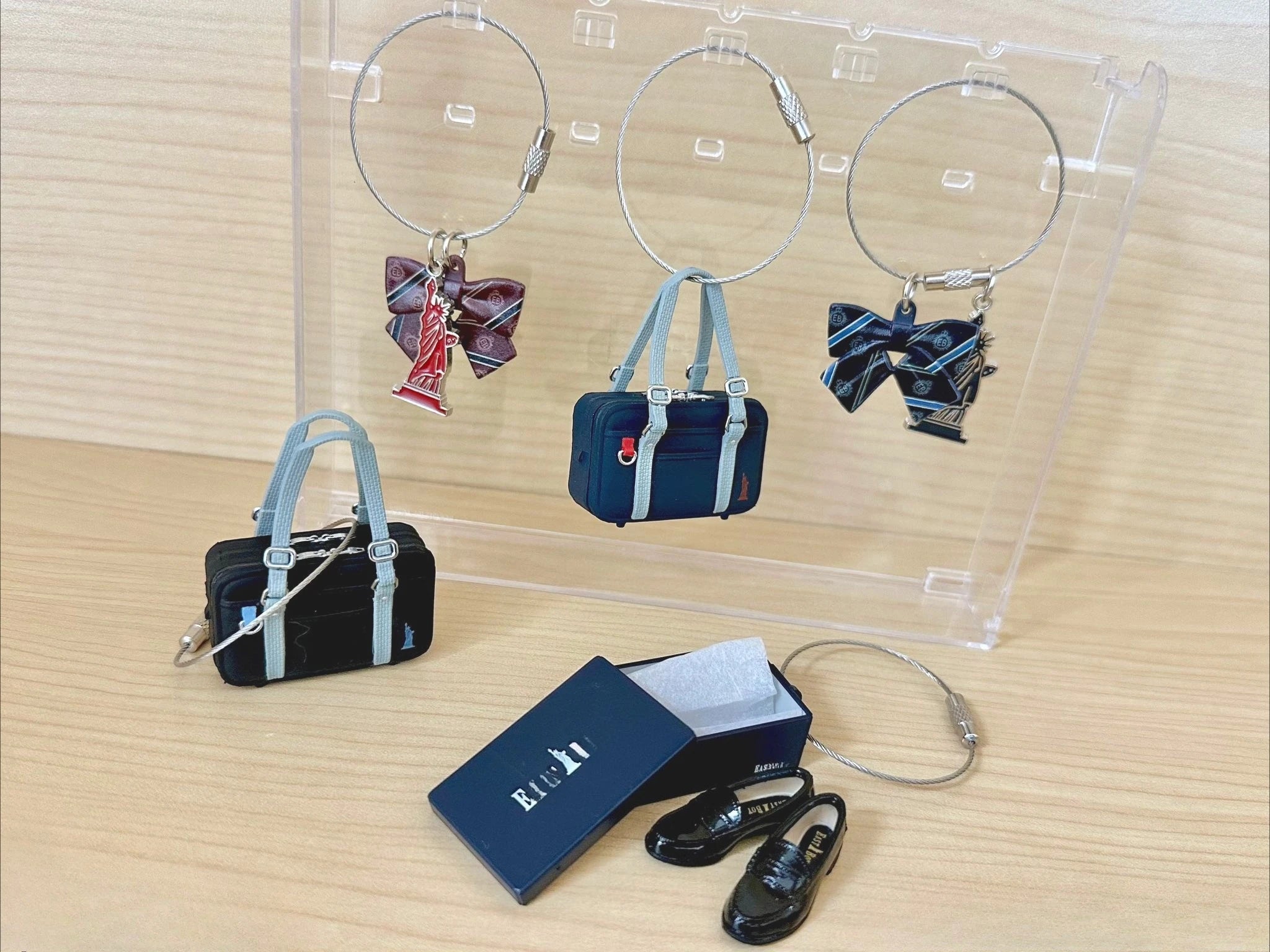 Mochilita escolar y mocasines — llavero mini — gachapon japonés, foto 2