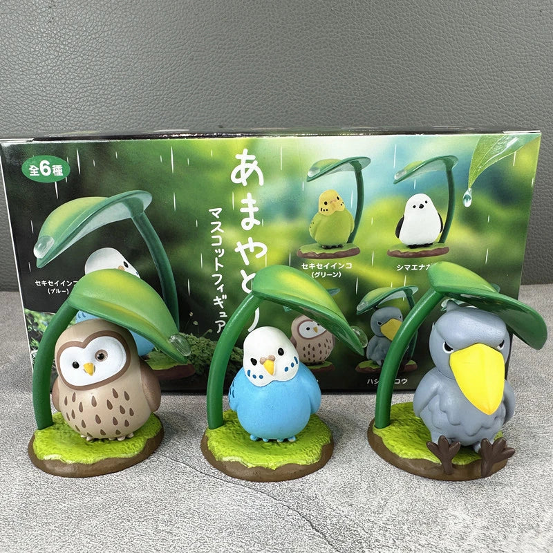 Caja sorpresa con figuras kawaii de pajaros ocultos debajo de hojas, estilo japonés — Don Gachapón