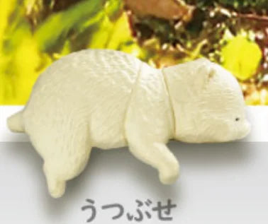 Figura gachapón de oso perezoso descansando en el borde, kawaii de estilo japonés — Don Gachapón