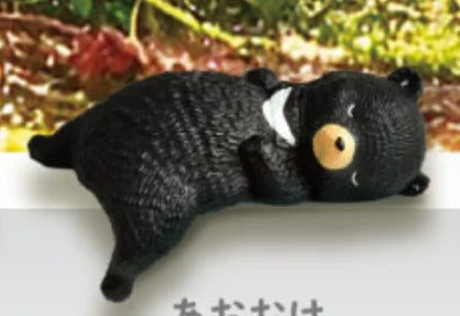 Figura gachapón de oso perezoso descansando en el borde, kawaii de estilo japonés — Don Gachapón