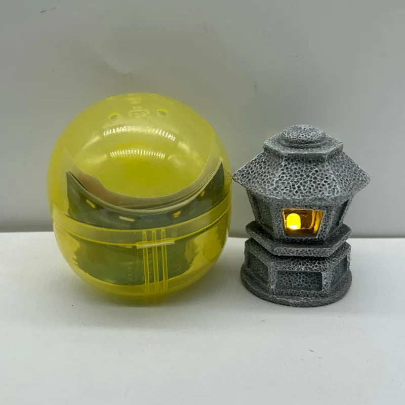 Figura gachapón de farolillo de jardin japonés kawaii que brilla en la oscuridad, estilo japonés — Don Gachapón