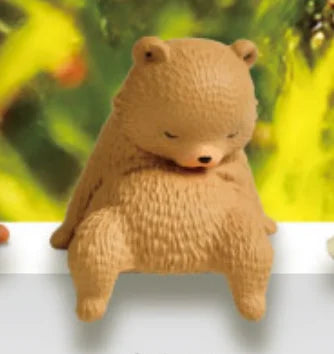 Figura gachapón de oso perezoso descansando en el borde, kawaii de estilo japonés — Don Gachapón