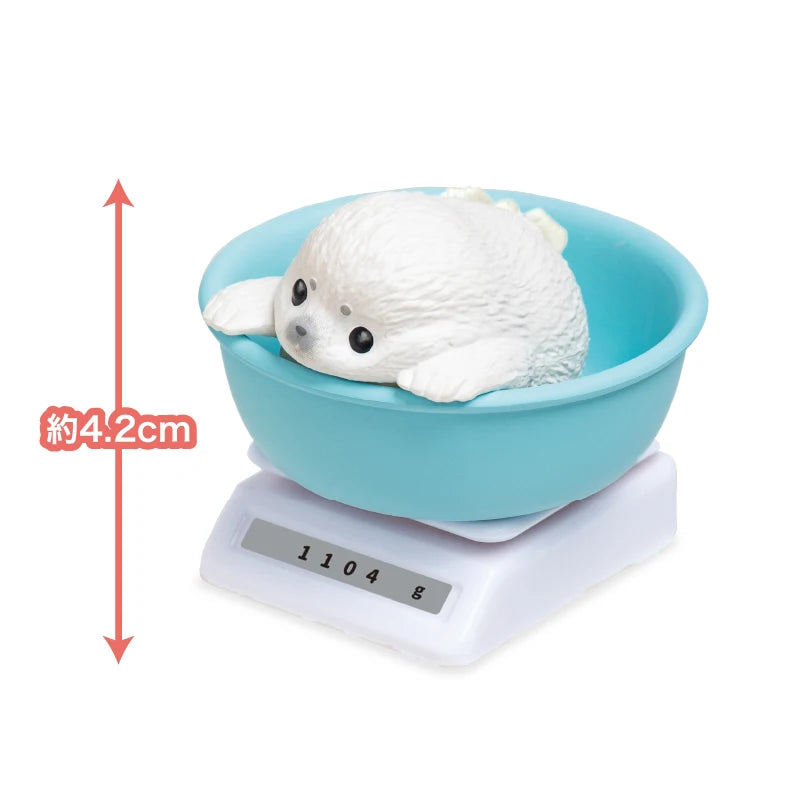 Figura gachapón de animal del zoo sobre báscula, estilo japonés kawaii — Don Gachapón